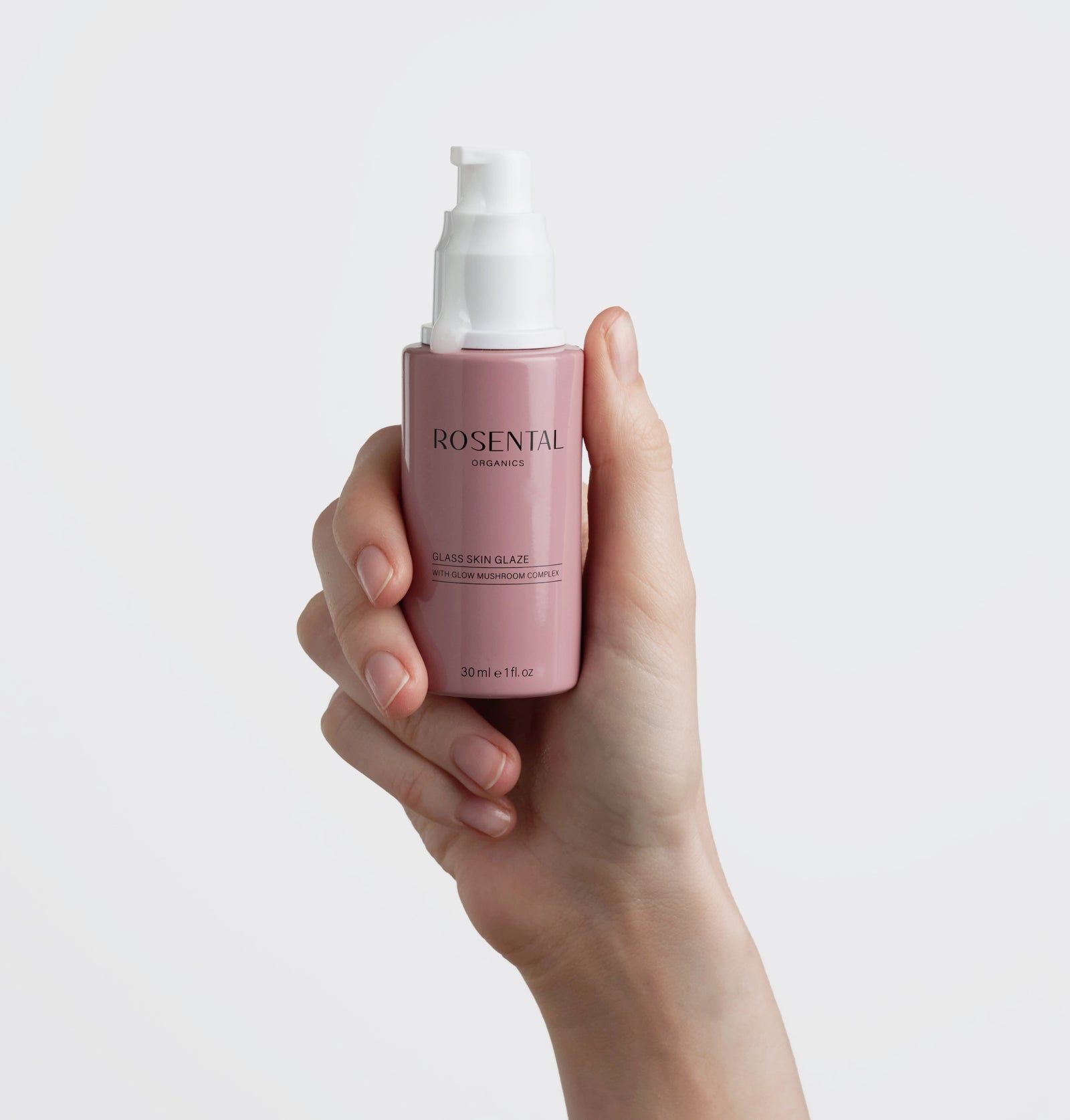 Hand hält rosa Flasche mit weißem Deckel. Aufschrift: Rosental Organics, Glass Skin Glaze.