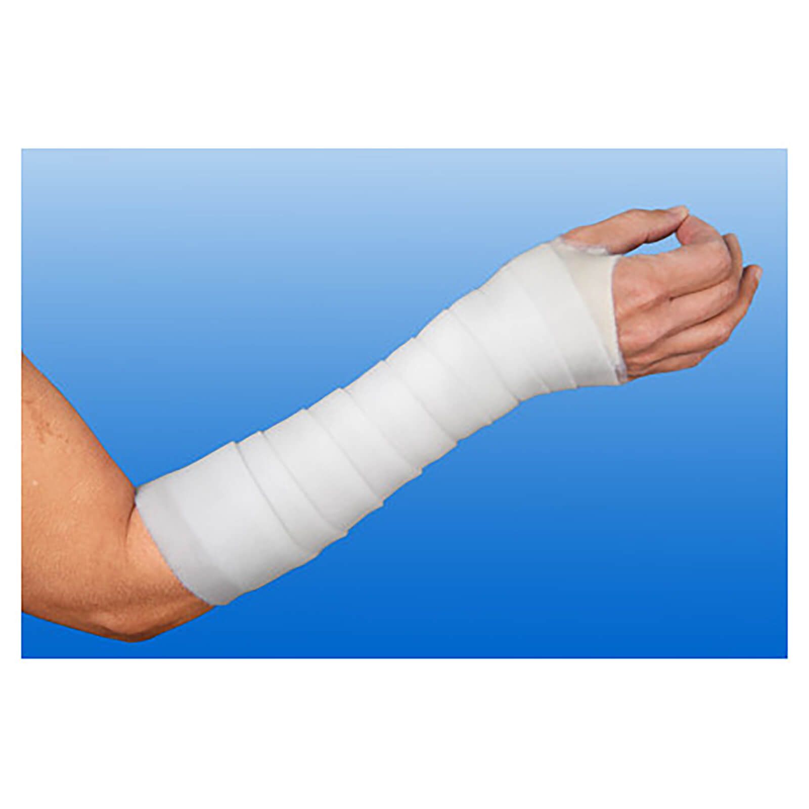 Arm mit weißem Verband. Der Verband bedeckt den Unterarm.