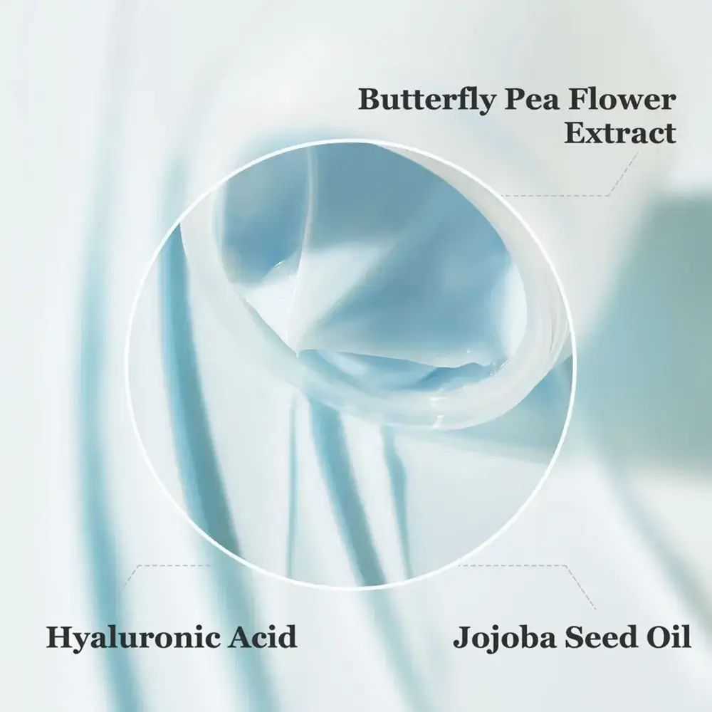 Nahaufnahme des Creme-Glases. Beschriftung: Hyaluronsäure, Jojobaöl, Butterfly Pea Flower Extract.