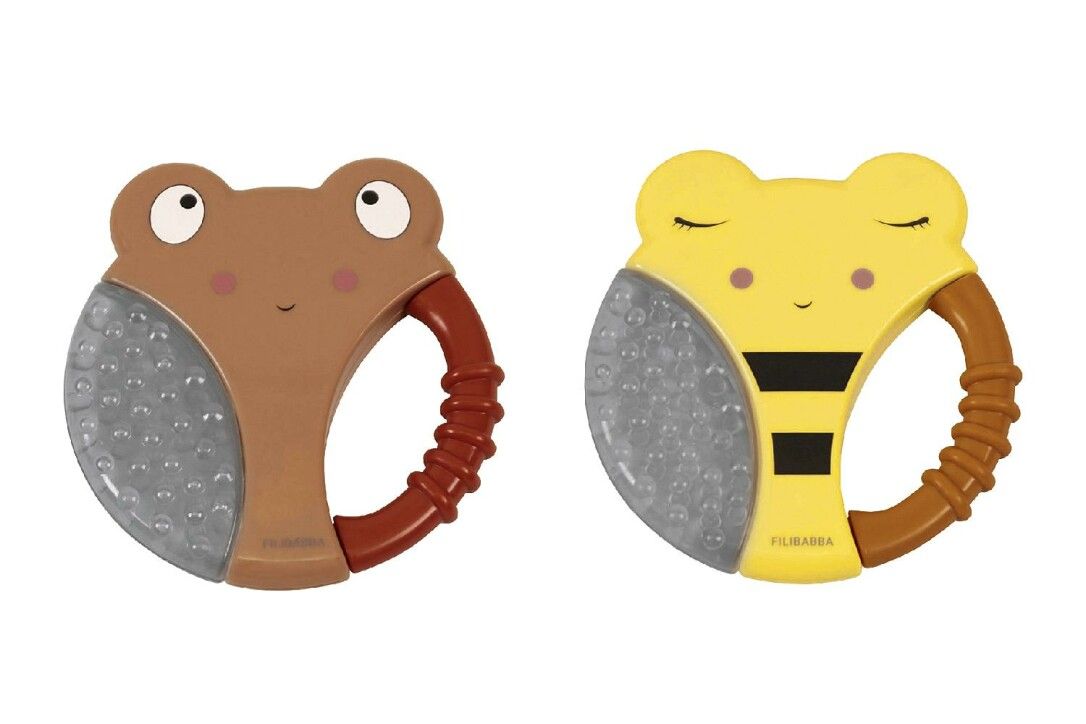 Zwei Beißringe. Einer in Braun mit Froschgesicht, der andere gelb mit Bienenmuster. Beide mit Griffen und Kühlbereich.