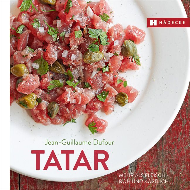 Tatar auf einem weißen Teller. Mit Kapern und Kräutern garniert. Buchcover mit Titel „Tatar“ und Autor Jean-Guillaume Dufour. Verlag HÄDECKE.