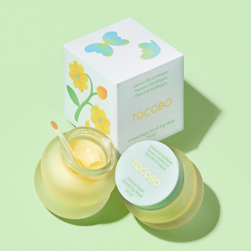 Produktverpackung mit Tiegel und Spatel. Auf der Verpackung steht "TOCOBO Lemon Sugar Scrub Lip Mask".