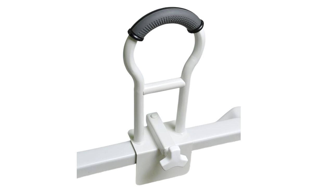 Weißer Haltegriff für Badewanne. Grauer, geriffelter Griff. Klemmvorrichtung zur Befestigung. Vertikale Stützen mit horizontaler Stange.