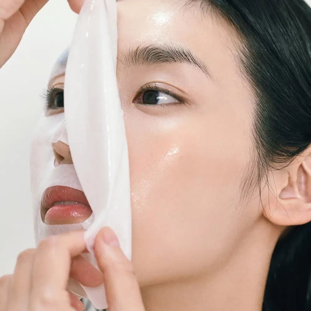 Frau trägt Abib Gummy Sheet Mask Madecassoside Sticker auf.