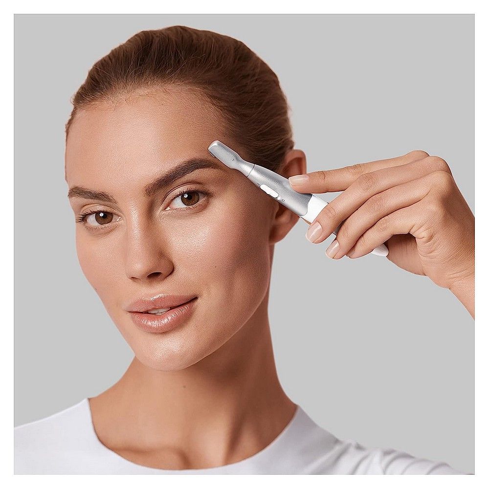 Frau benutzt Braun Silk-épil FG 1106 Damen-Rasierer für Augenbrauen.