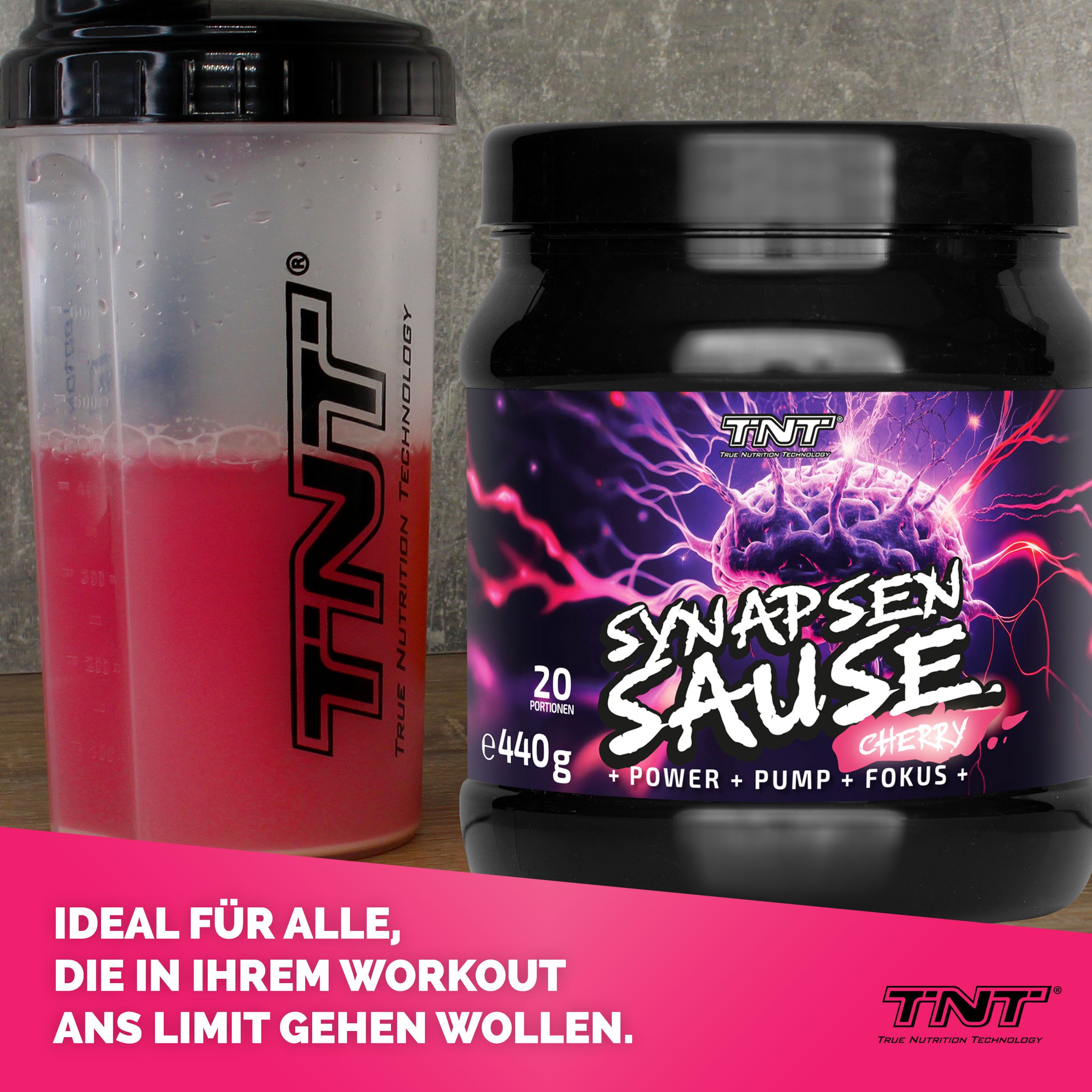 Produktglas mit lila Etikett und Shaker mit roter Flüssigkeit. Text: SYNAPSEN SAUSE, Cherry, 20 Portionen, e440g. Logos: TNT, Power, Pump, Fokus.