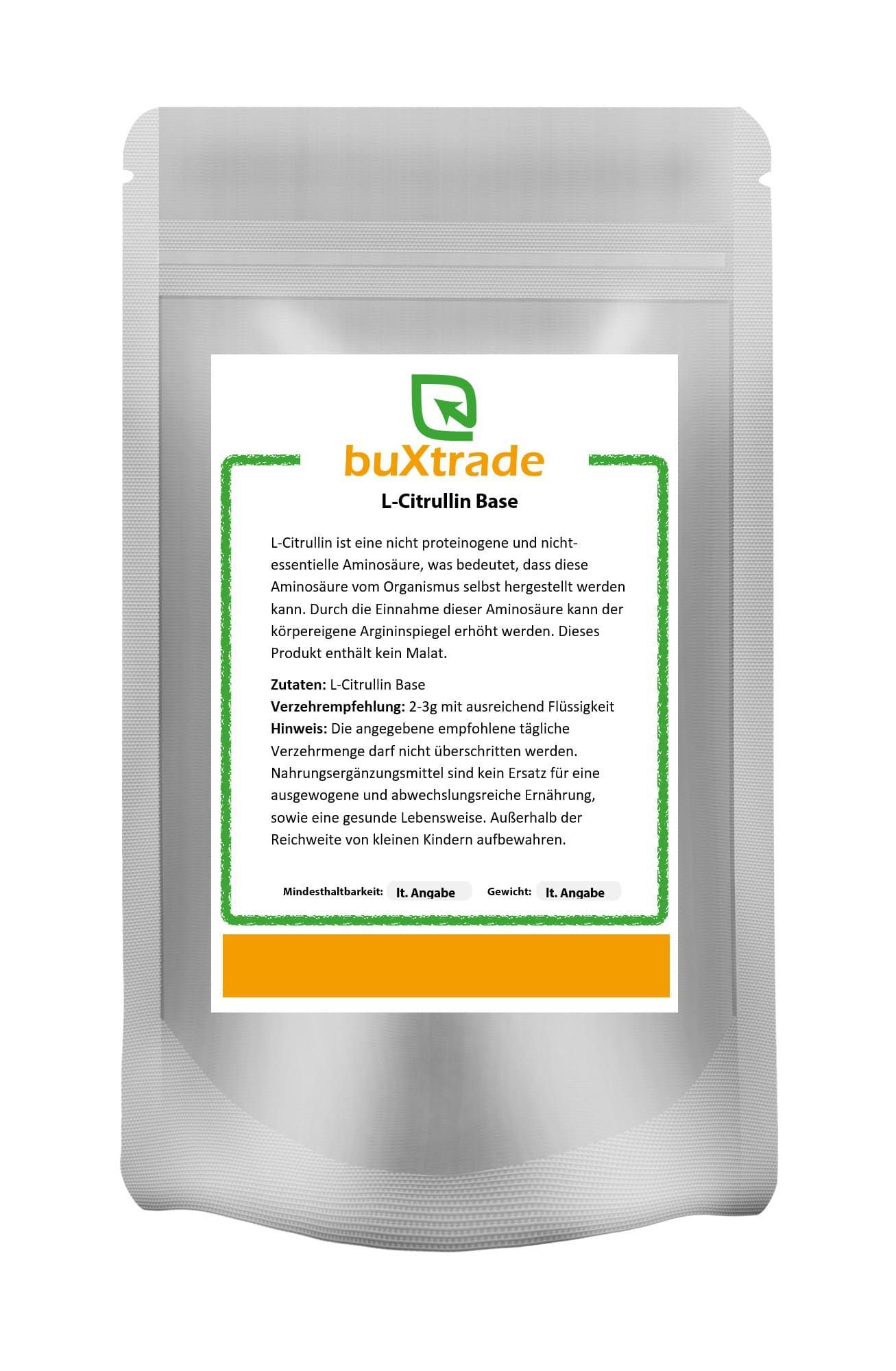 Beutel mit weißem Pulver. Aufkleber mit grüner Umrandung und Text: buXtrade L-Citrullin Base. Text in deutscher Sprache.