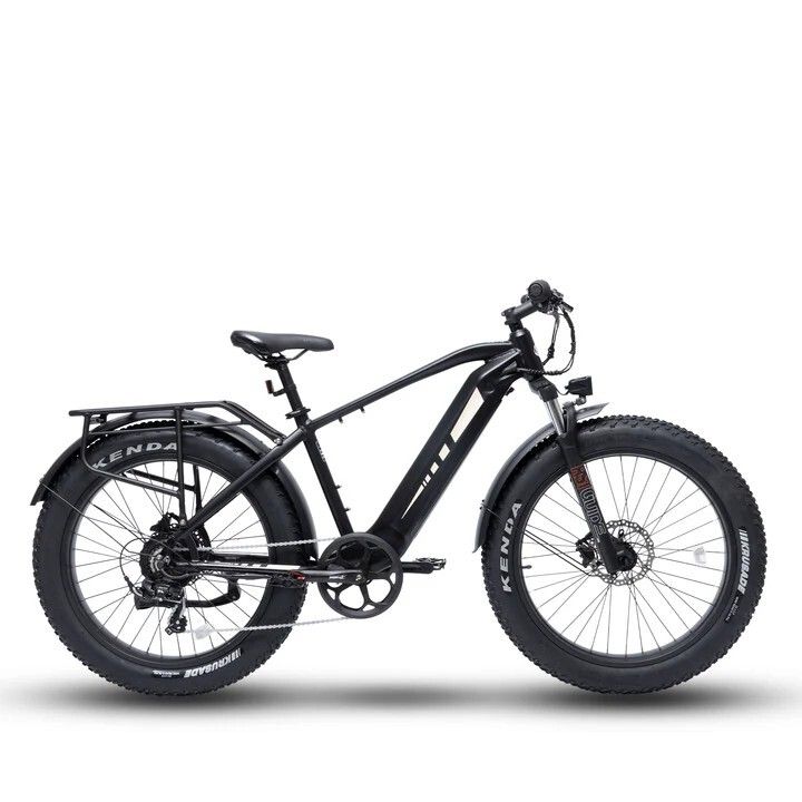 Schwarzes E-Mountainbike mit breiten Reifen, Gepäckträger und Schutzblechen. Kenda-Reifen. Seitenansicht.