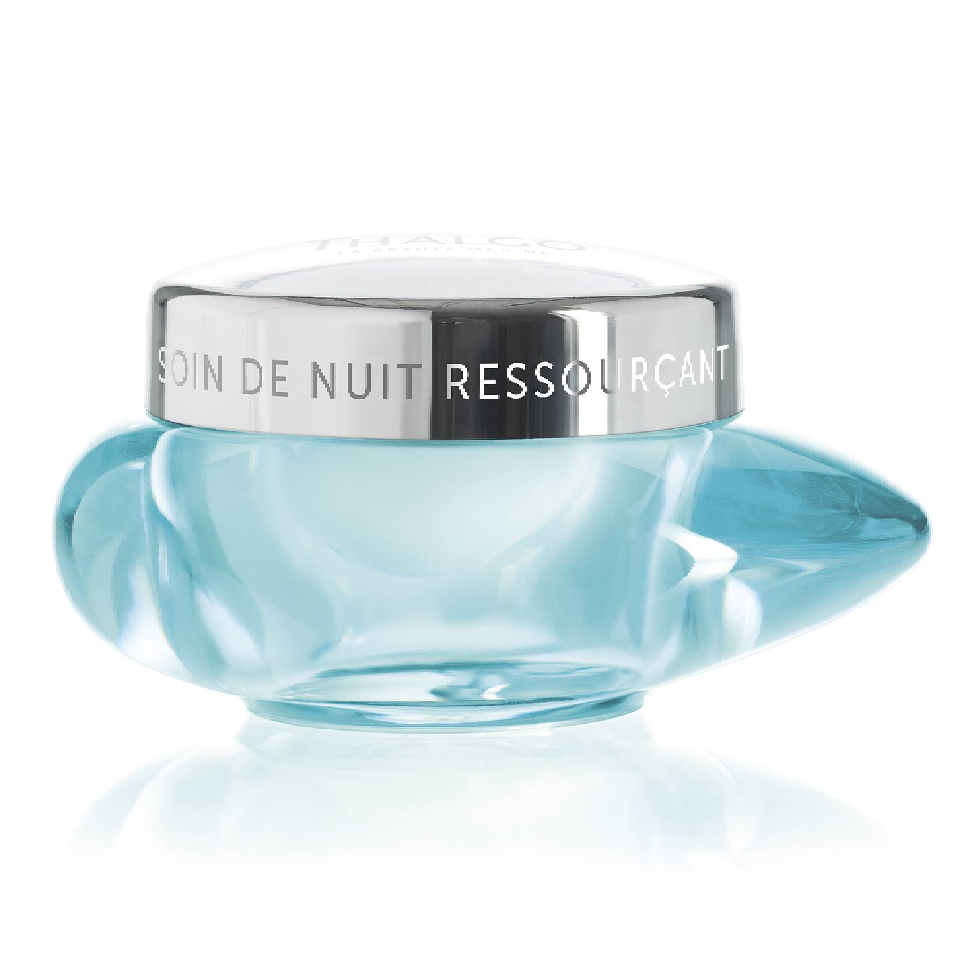 Hellblaue Creme in einem Glasbehälter mit silbernem Deckel. Aufschrift: SOIN DE NUIT RESSOURCANT.
