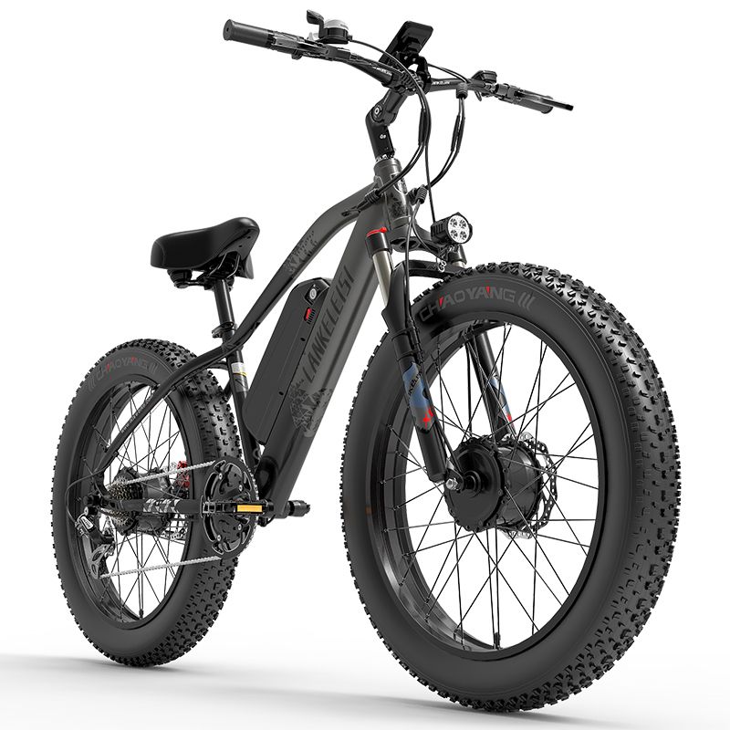 E-Bike LANKELEISI MG740PLUS, schwarz, mit breiten Reifen, Batterie und Scheinwerfer. Marke sichtbar.