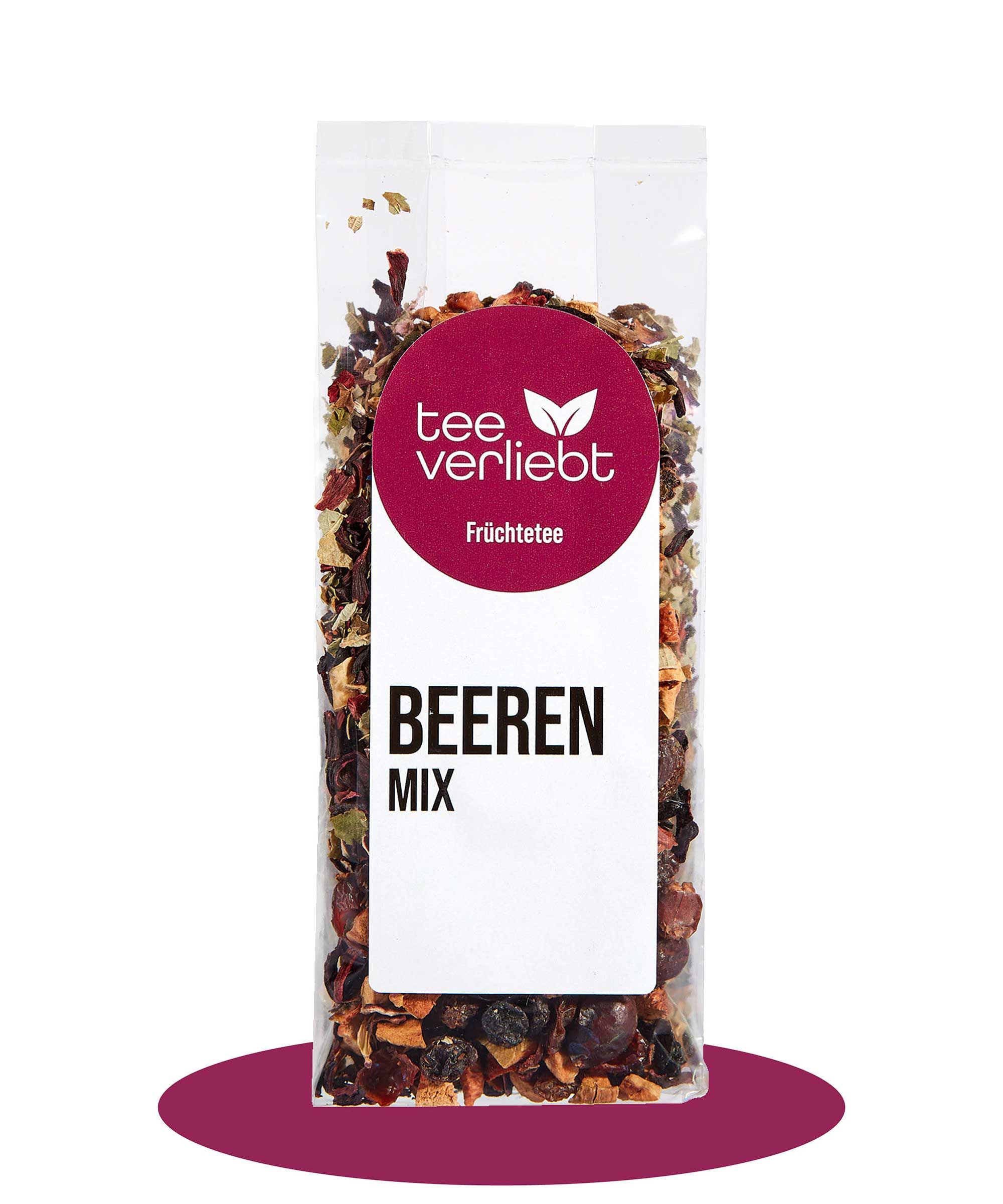 Klare Plastikverpackung mit losem Früchtetee. Aufdruck: "tee verliebt", "Beeren Mix". Runder Aufkleber mit Logo und Text.