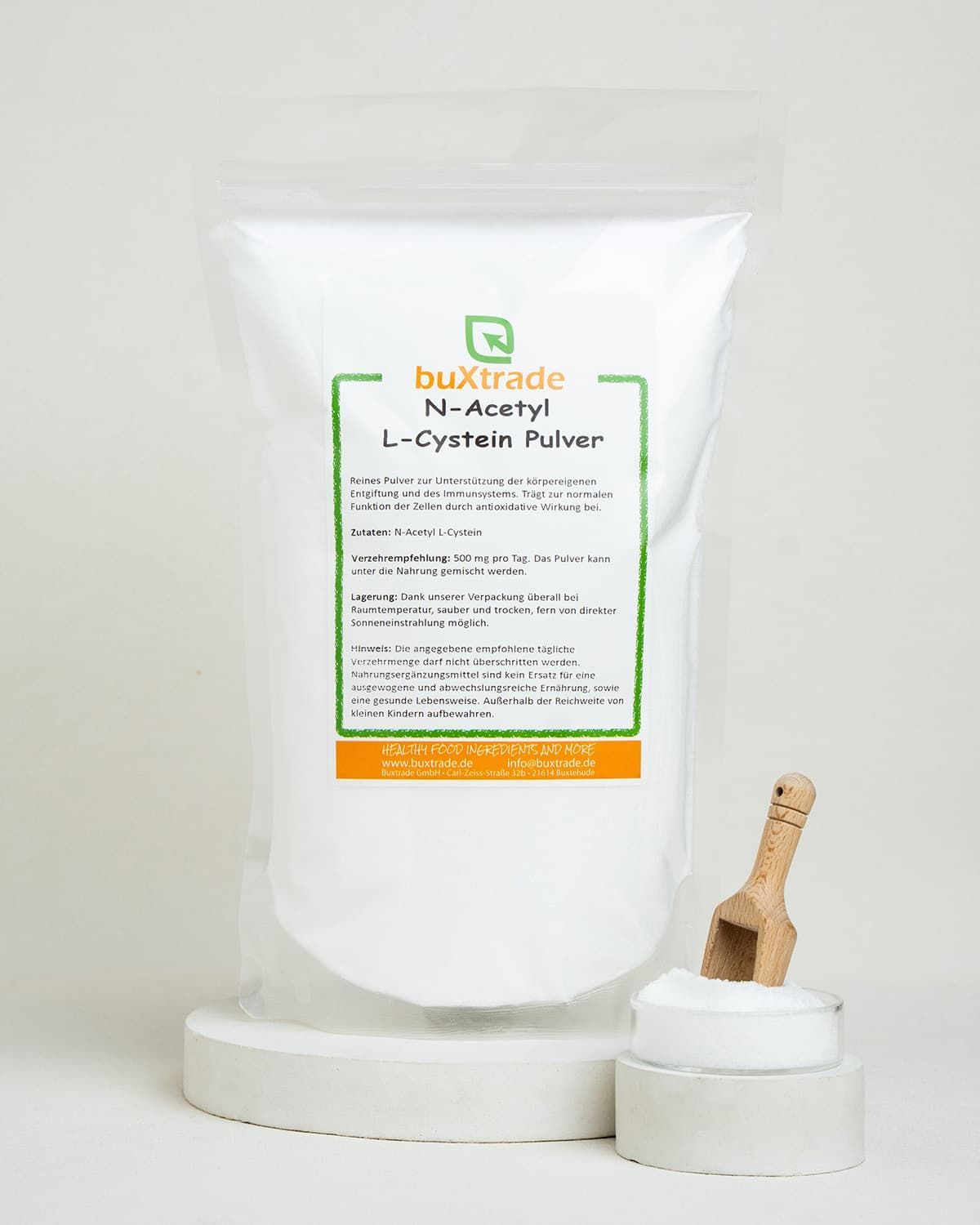 Glasbehälter mit Holzlöffel, gefüllt mit N-Acetyl L-Cystein Pulver.