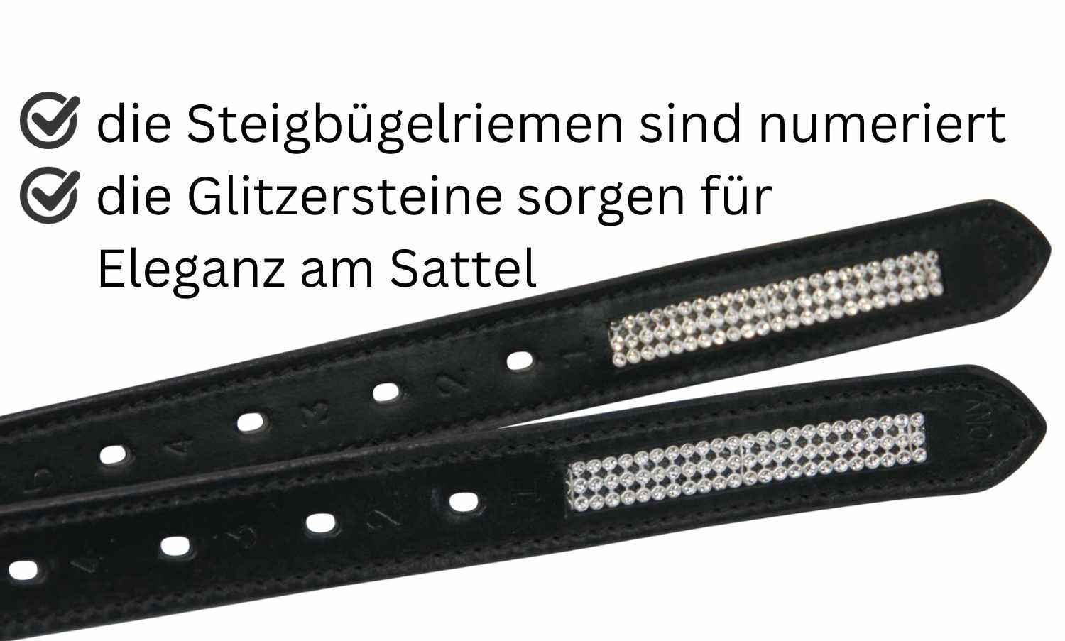 Nahaufnahme von schwarzen Steigbügelriemen mit Glitzersteinchen. Text: die Steigbügelriemen sind nummeriert, die Glitzersteine sorgen für Eleganz am Sattel.