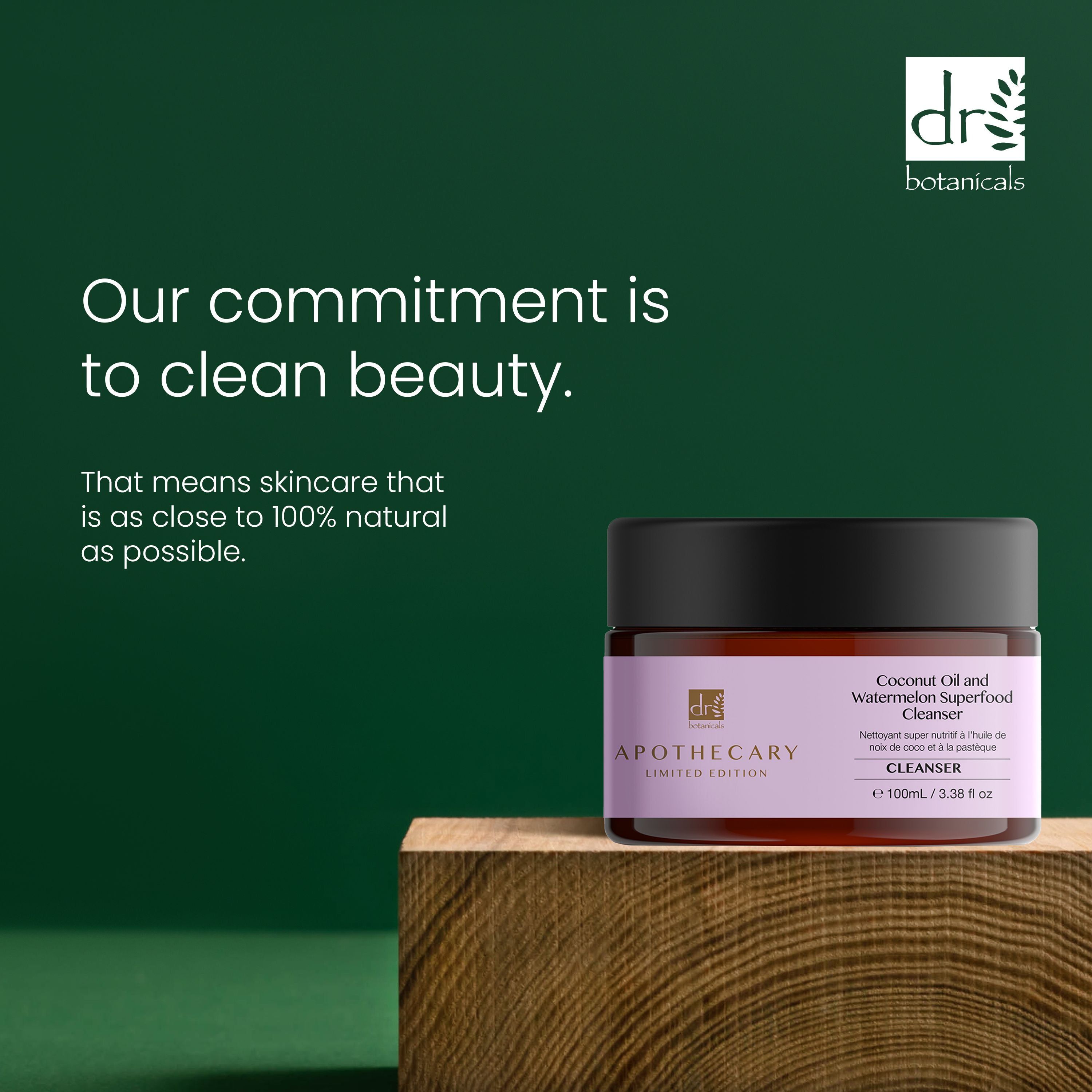 Braune Glasdose mit schwarzem Deckel auf Holzblock. Text: Our commitment is to clean beauty. Skincare that is as close to 100% natural.