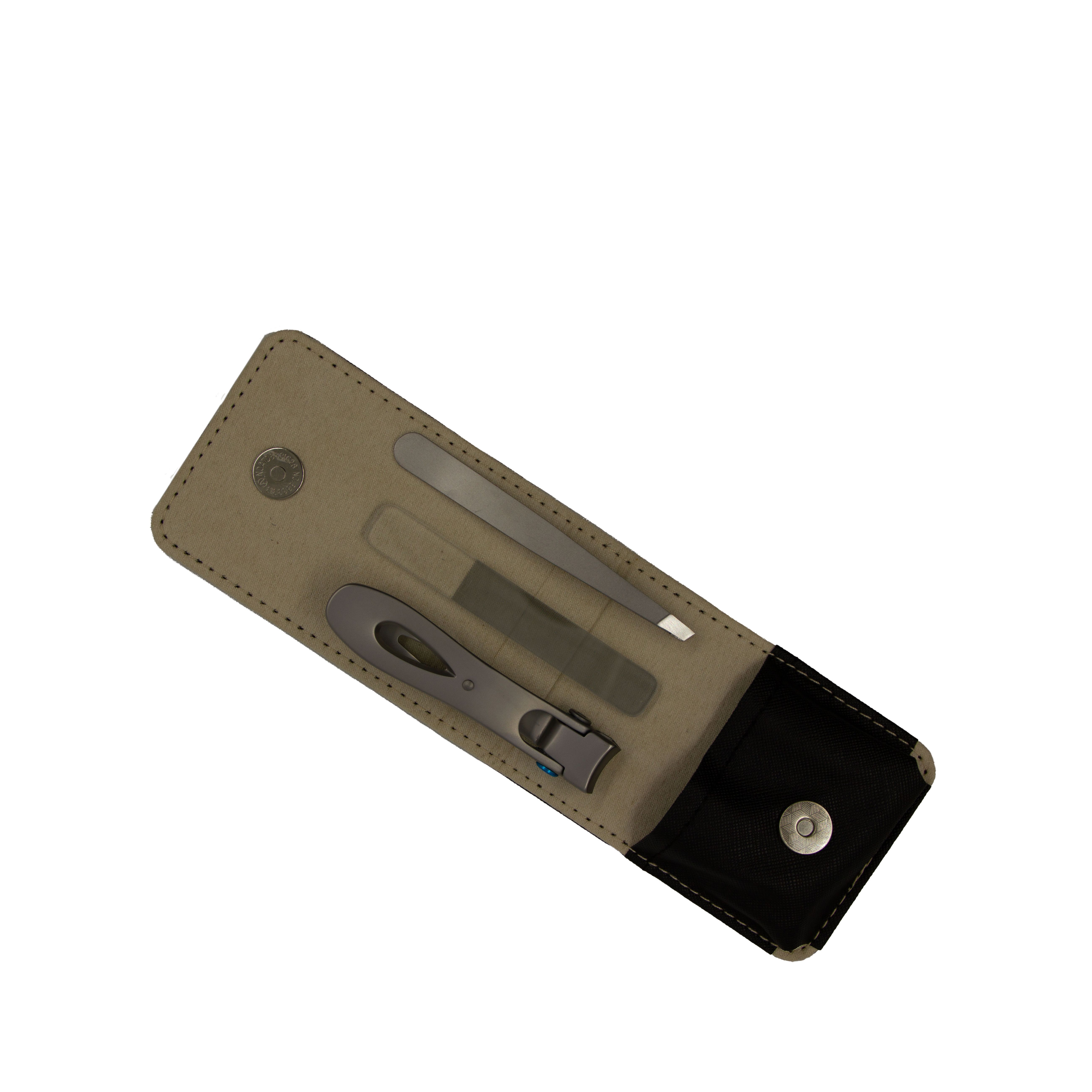 Etui mit drei Nagelpflege-Werkzeugen: Nagelschneider, Pinzette, Feile. Beige-schwarzes Etui mit Druckknopfverschluss.