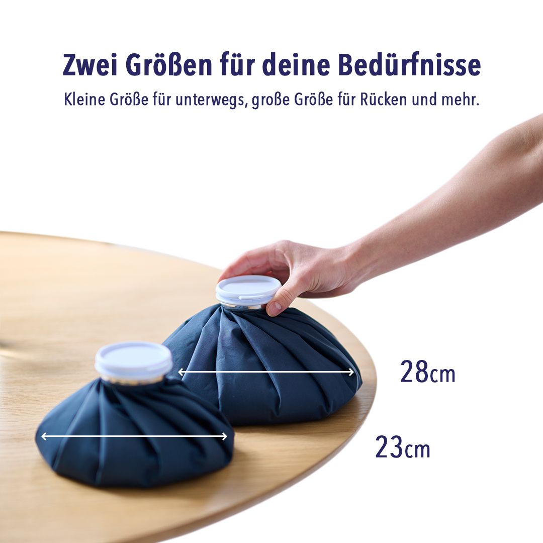 Zwei blaue Wärmflaschen mit weißen Deckeln. Größen: 23cm und 28cm. Text: Zwei Größen für deine Bedürfnisse.