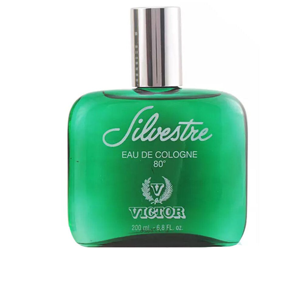 Grüne Eau de Cologne-Flasche mit silbernem Verschluss. Auf der Flasche steht "Silvestre Eau de Cologne". Darunter "Victor".