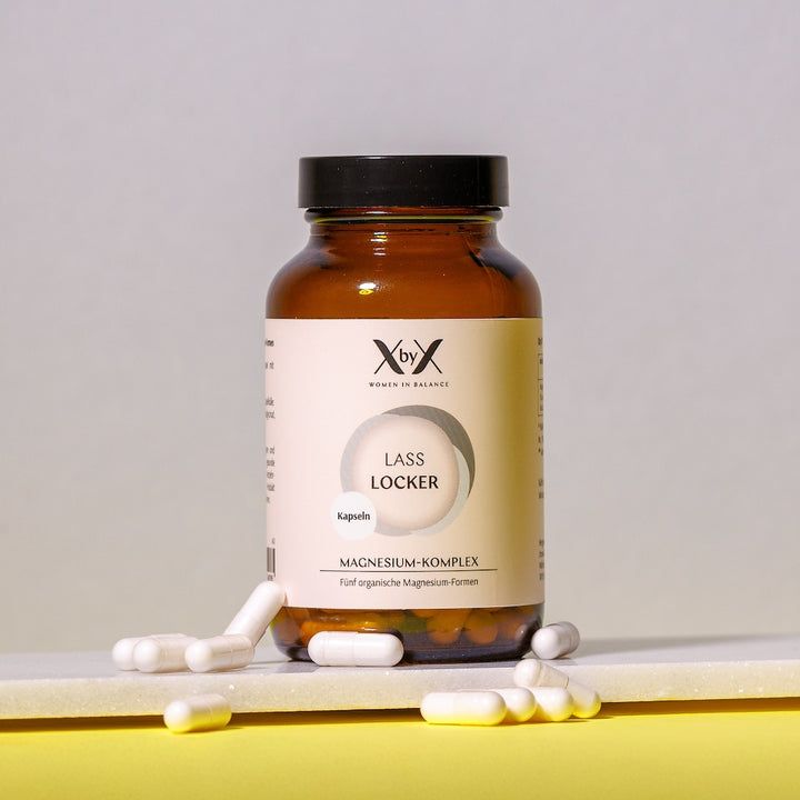 Braune Glasflasche mit schwarzen Deckel. Etikett mit Produktnamen und Kapseln. Einige Kapseln liegen daneben.