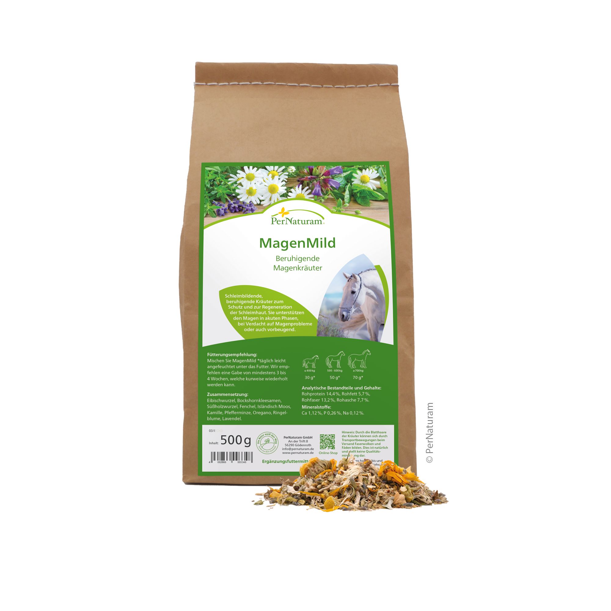 Beutel mit Kräutermischung. Aufdruck: PerNaturam MagenMild, beruhigende Magenkräuter. 500g. Kräuter auf weißem Hintergrund.