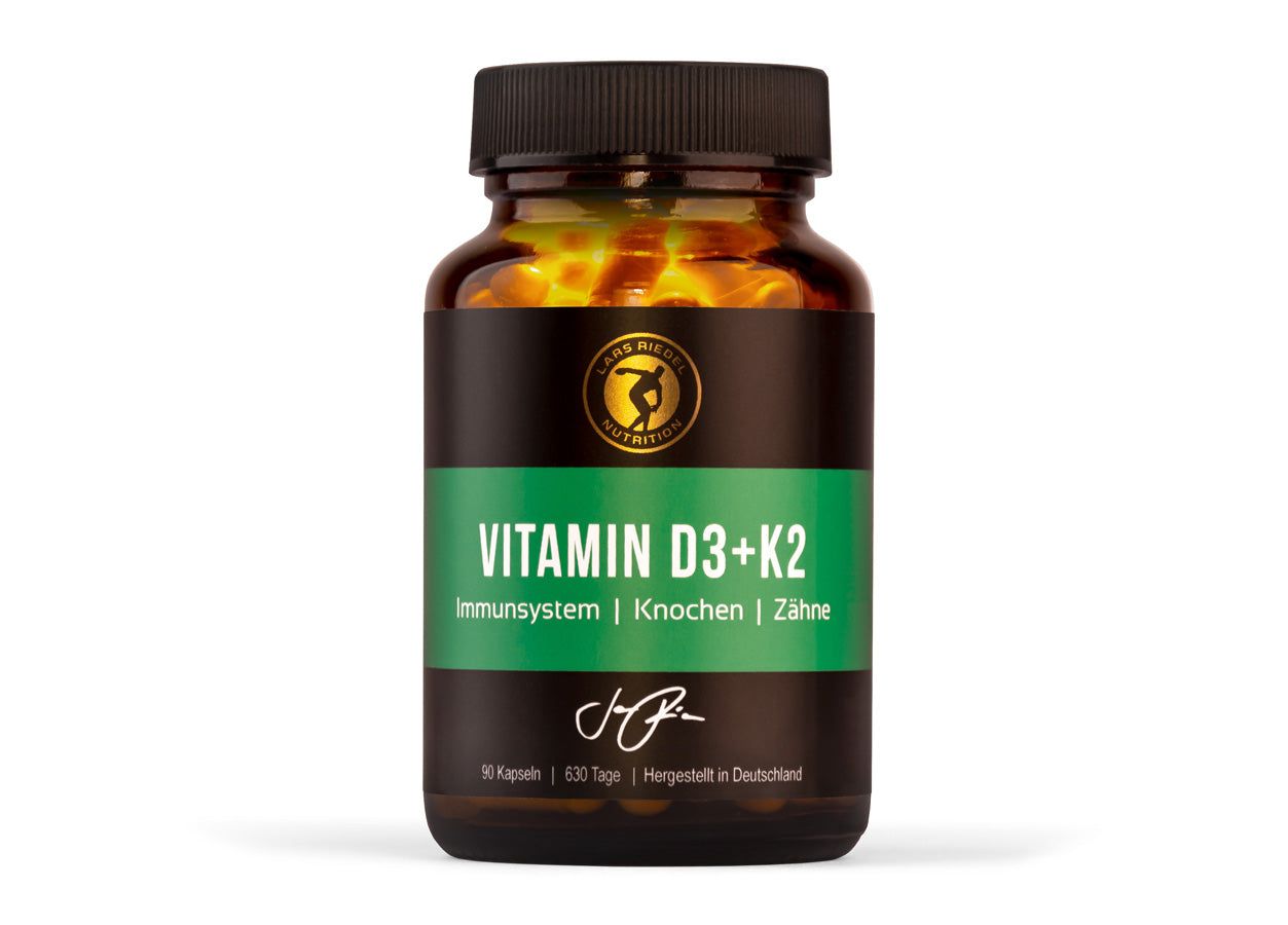 Braune Glasflasche mit schwarzen Deckel. Aufschrift: Vitamin D3+K2. Grün-weißes Etikett. Logo: Figur mit Ball.