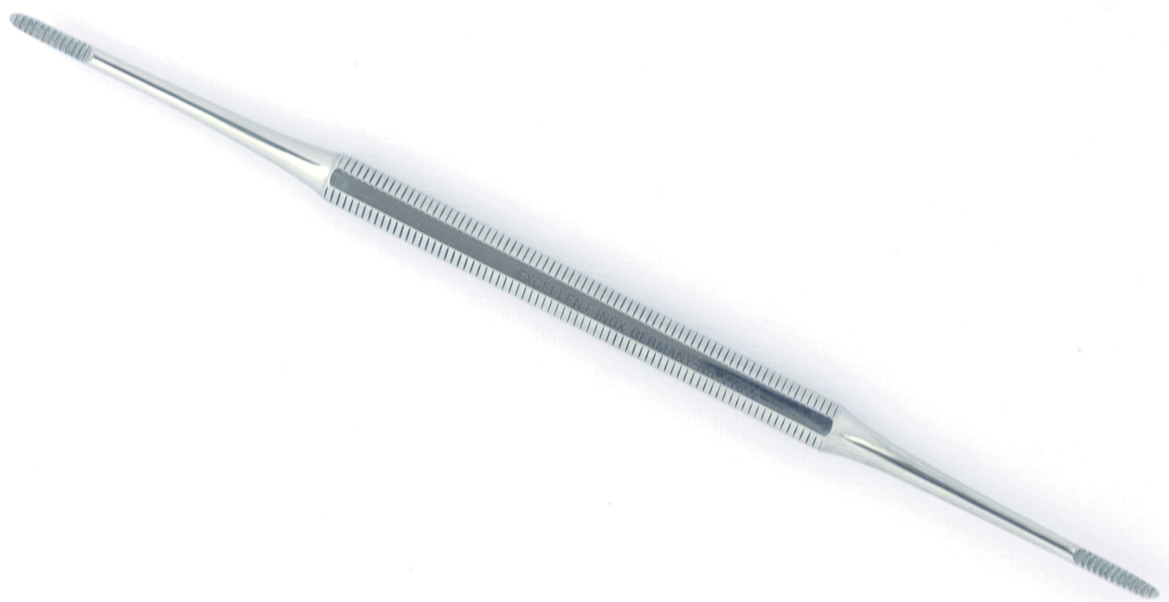 Doppelseitige Nagelfeile aus Metall. Das Werkzeug hat eine längliche Form mit einer geriffelten Mittelpartie für besseren Halt. An beiden Enden befinden sich feine, abrasive Oberflächen zum Feilen der Nägel und der Nagelhaut.