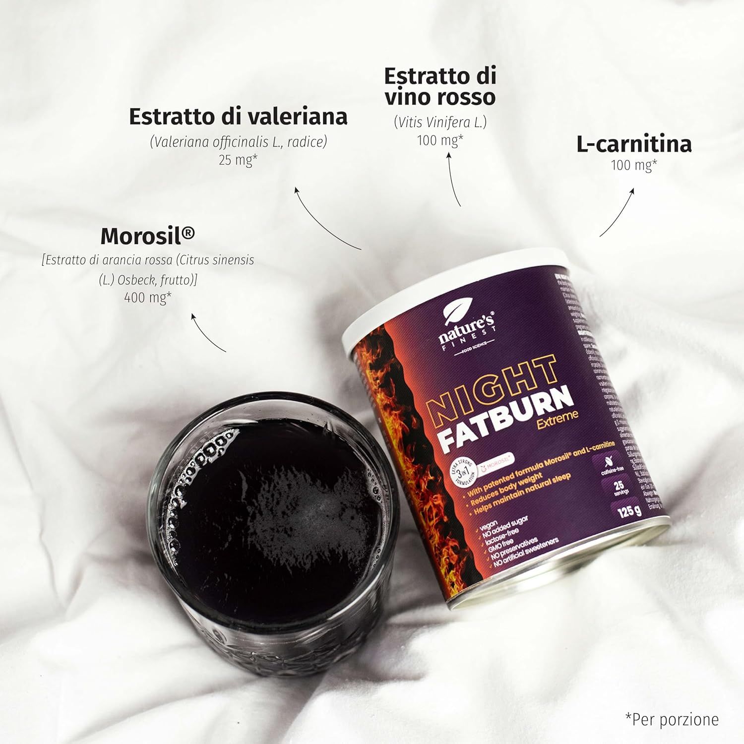 Glas mit Flüssigkeit und Dose Night Fatburn Extreme. Inhaltsstoffe: L-Carnitin, Valeriana, Morosil, Rotwein-Extrakt.