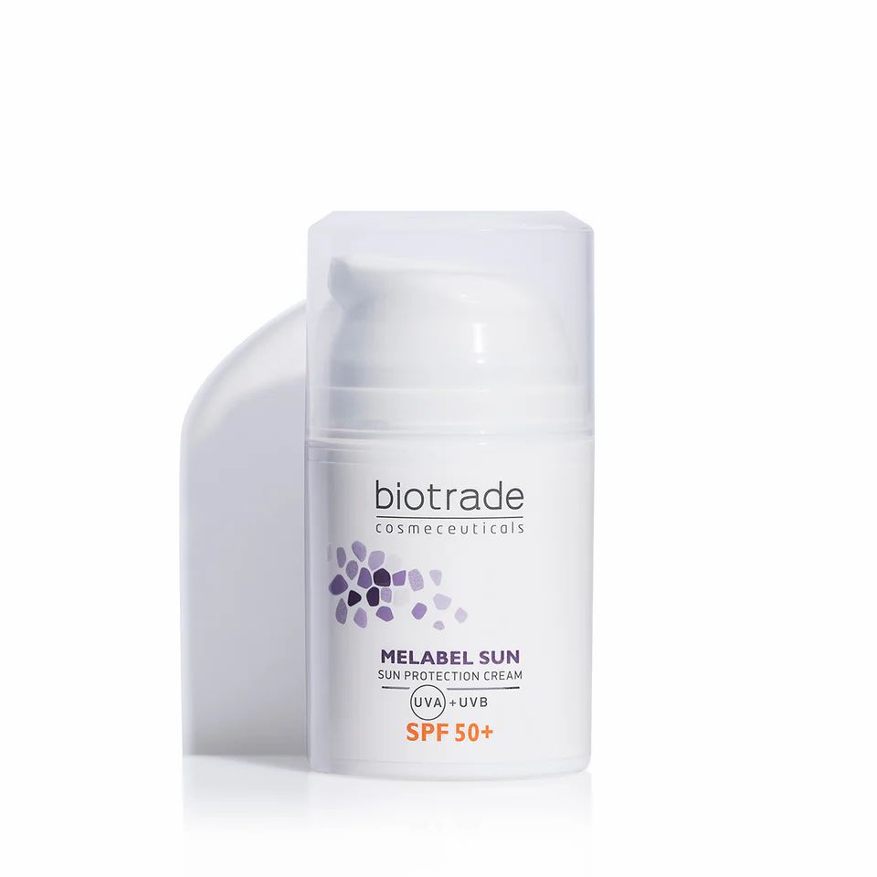 Weiße Biotrade Melabel Sun SPF 50 Flasche mit Pumpverschluss. Aufschrift: Melabel Sun, SPF 50+. Schatten auf weißem Hintergrund.