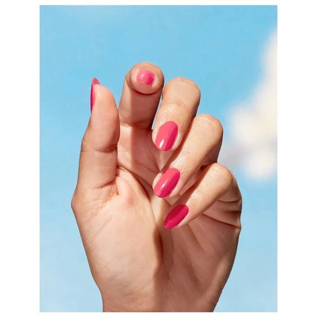 Hand mit lackierten Nägeln in Rosa vor blauem Himmel.