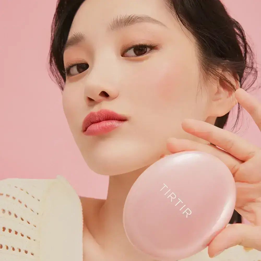 Frau hält TIRTIR Cushion. Rosa Behälter. Gesicht mit Make-up.