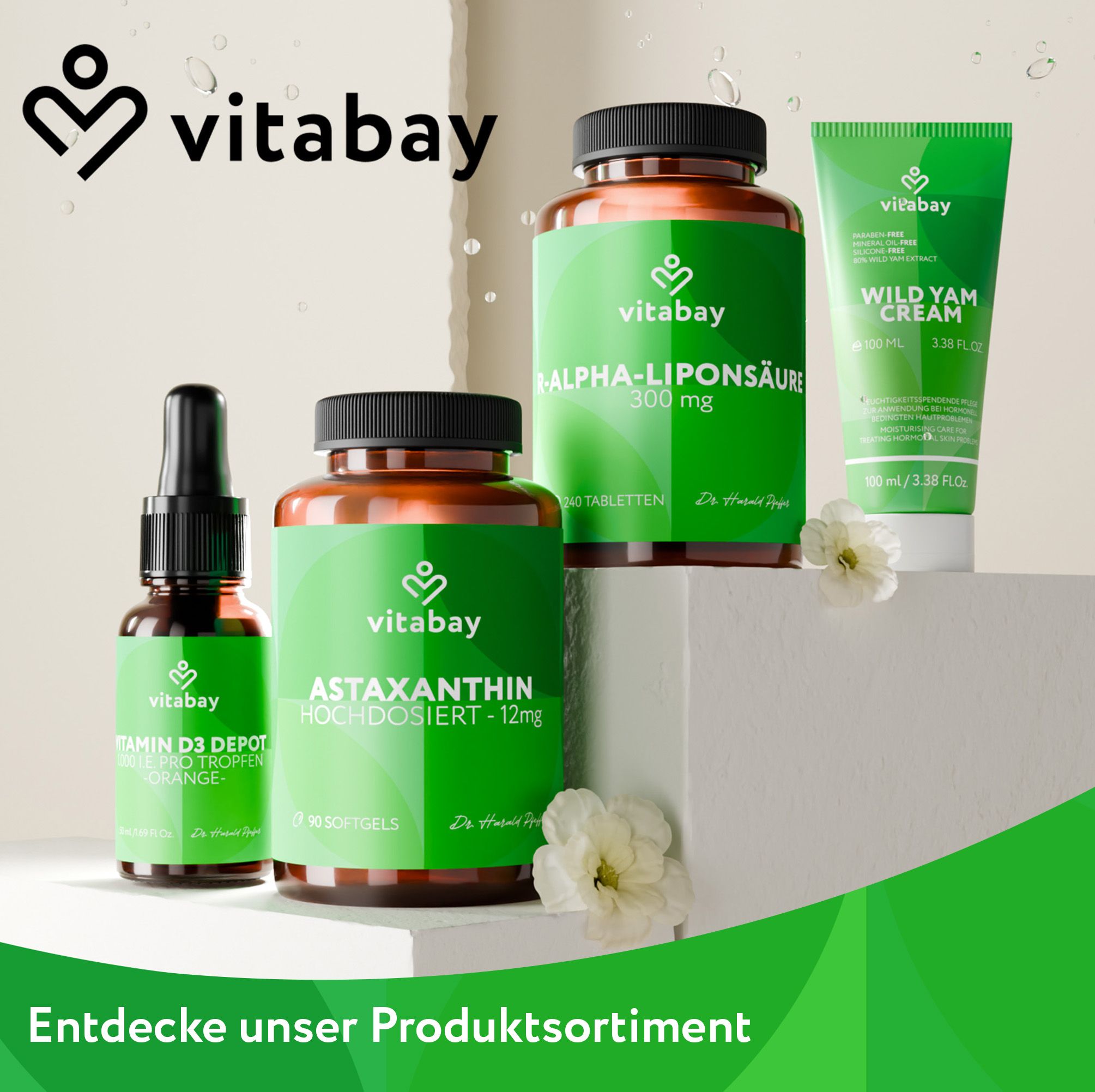 Produkt-Arrangement. Flaschen, Tiegel und Tropfflasche. Text: Alpha-Liponsäure, Astaxanthin, Vitamin D3 Depot, Wild Yam Cream.