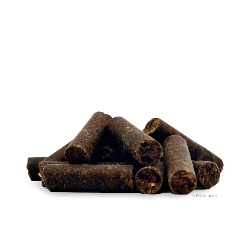 Haufen zylindrischer Pellets. Dunkelbraune Farbe, raue Oberfläche. Einzelne Pellets sind sichtbar.