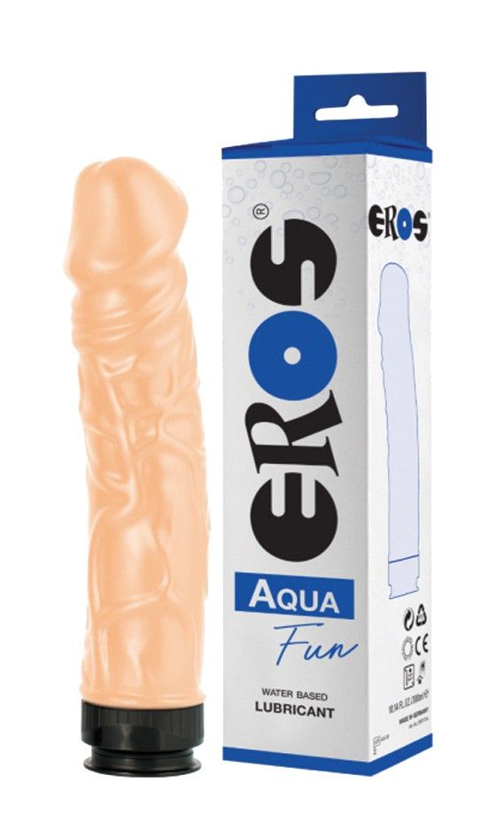Beige-farbener Dildo neben einer weißen Verpackung mit dem Logo "EROS Aqua Fun". Aufschrift: "WATER BASED LUBRICANT".