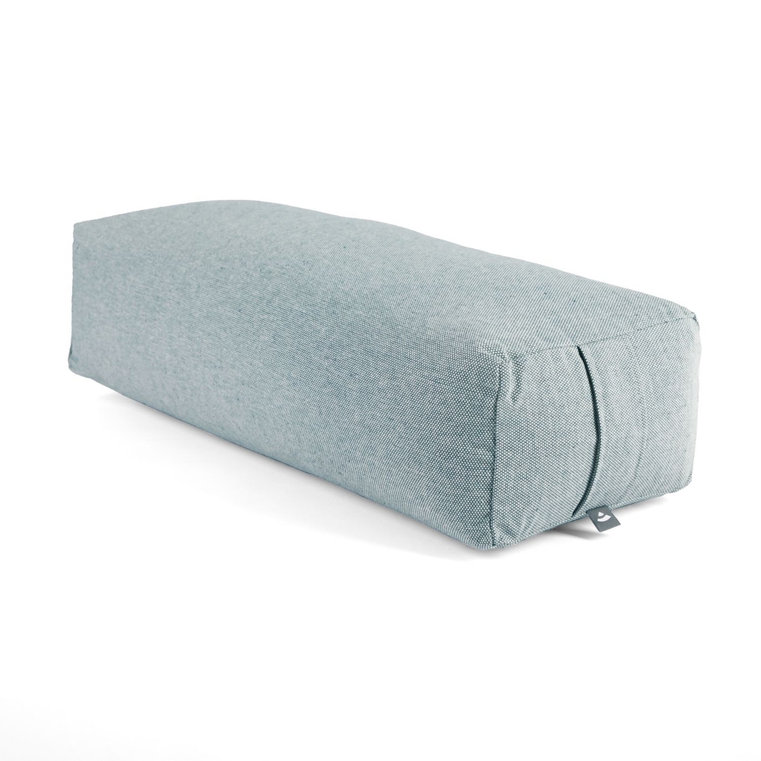 Hellblaues Yoga-Bolster, rechteckig, Stoff. Seitliche Ansicht mit Logo-Etikett.