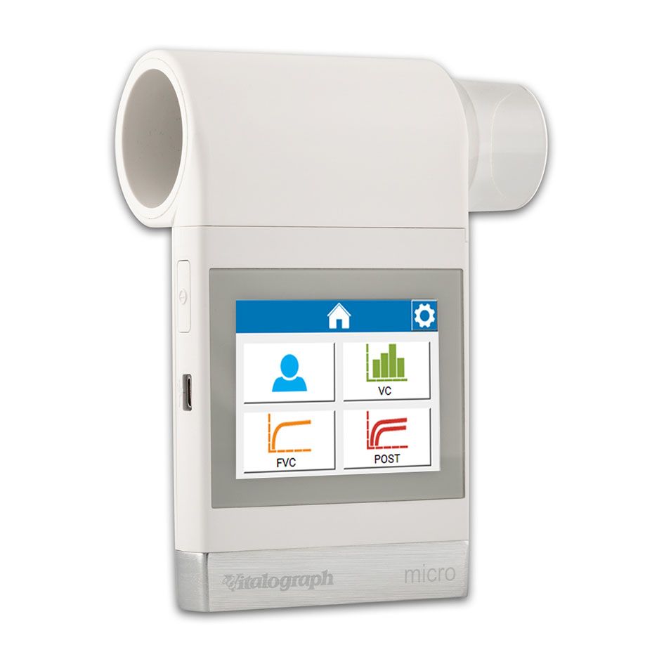 Vitalograph micro Hand-Spirometer mit Touchscreen-Display, das Lungenfunktionsdiagramme anzeigt.