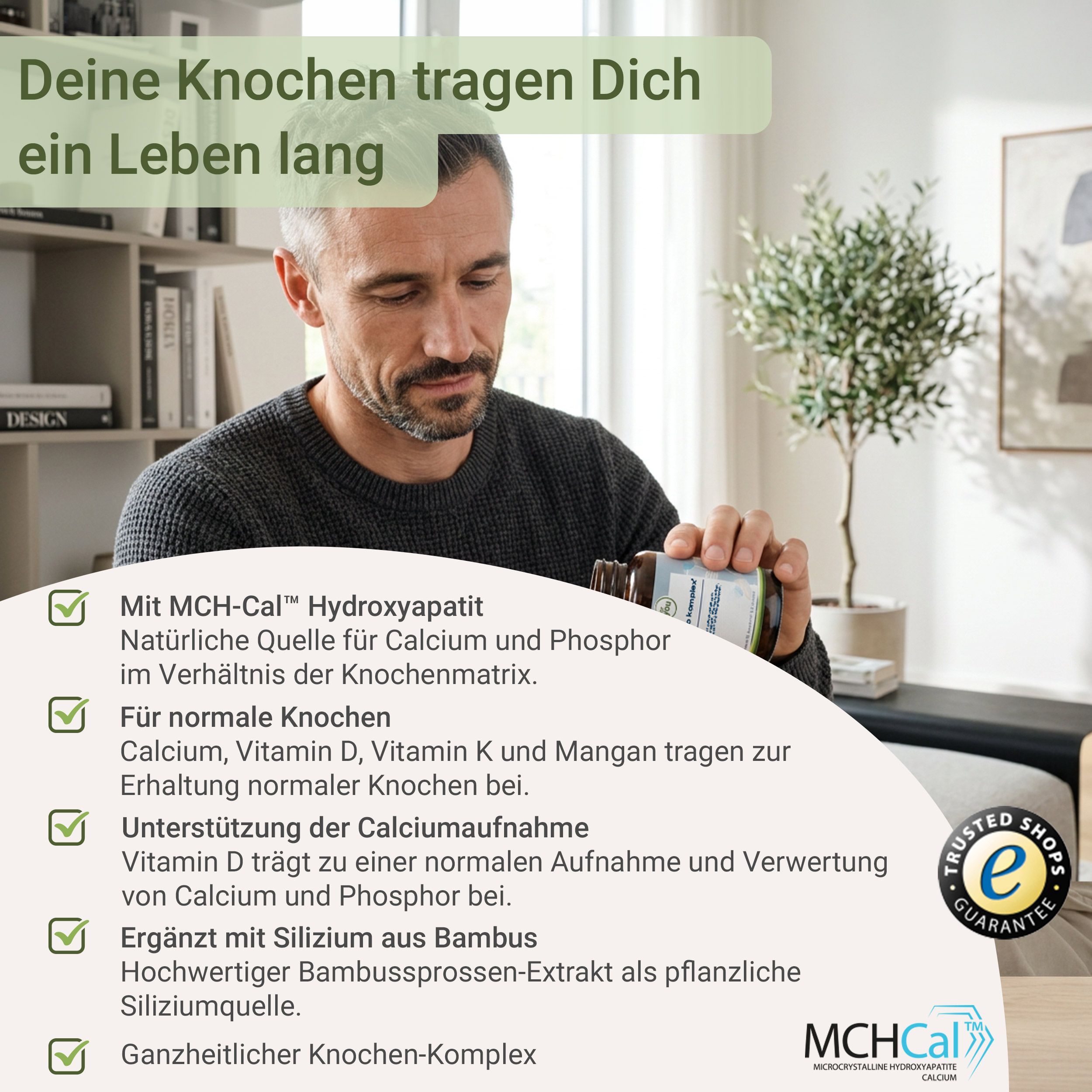 Mann sitzt zu Hause und hält eine Flasche Osteo Komplex, mit Text über Knochengesundheit.