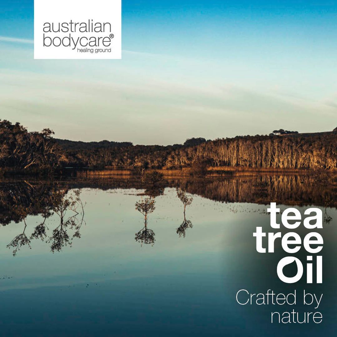 Landschaft mit See und Bäumen. „Tea tree Oil“ steht unten. Marke: Australian Bodycare. Blauer Himmel.