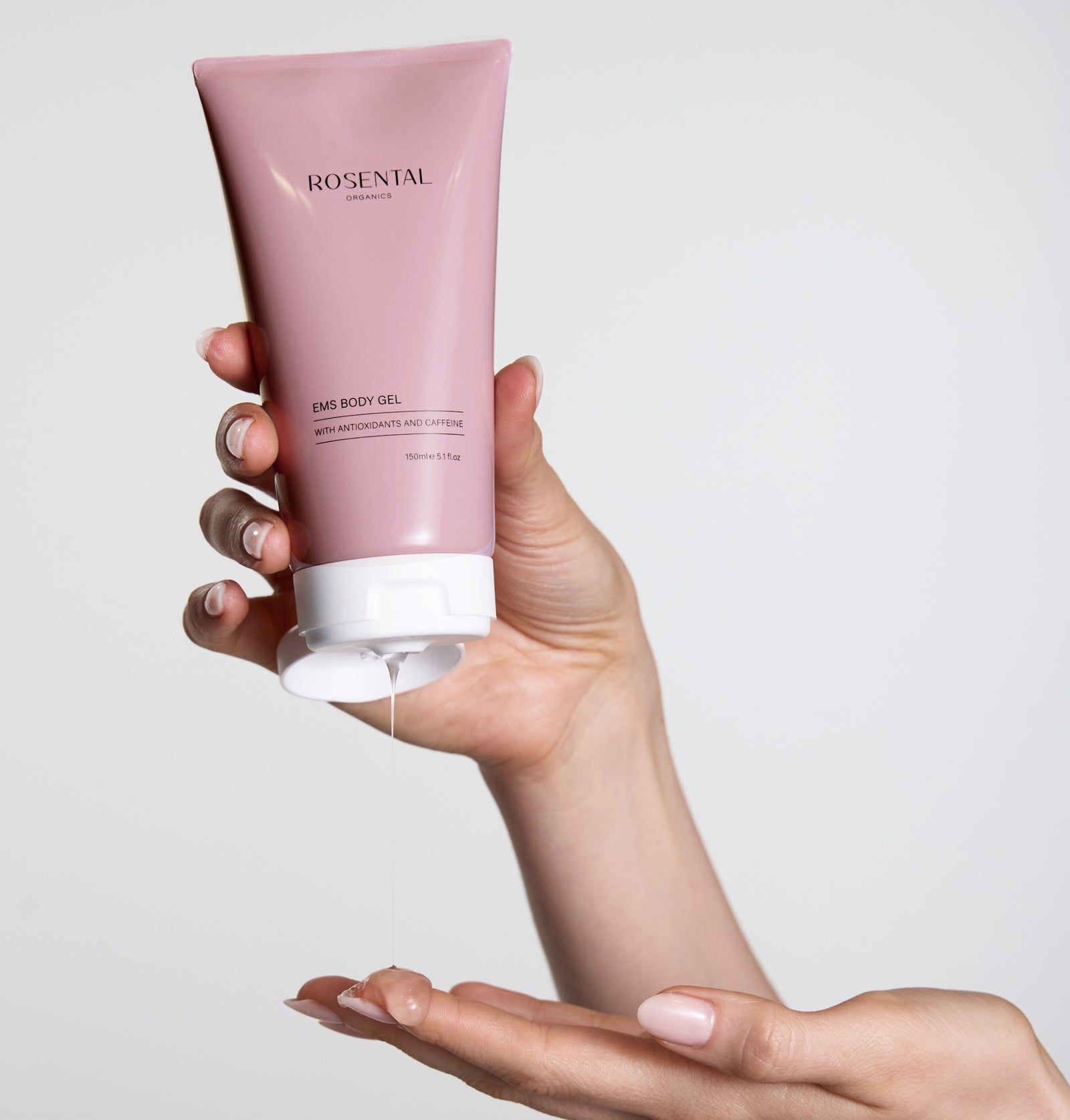 Hände halten Tube. Gel tropft aus der Öffnung. Aufschrift: Rosental Organics, EMS Body Gel, mit Antioxidantien und Koffein.