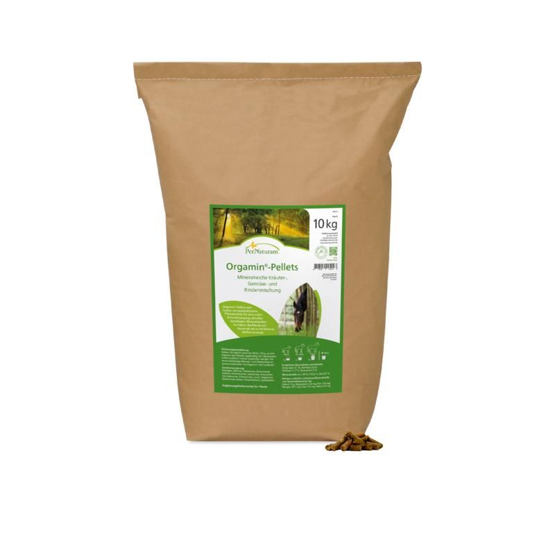 10 kg Orgamin-Pellets in einem braunen Papiersack mit grünem Etikett. Einige Pellets liegen davor.