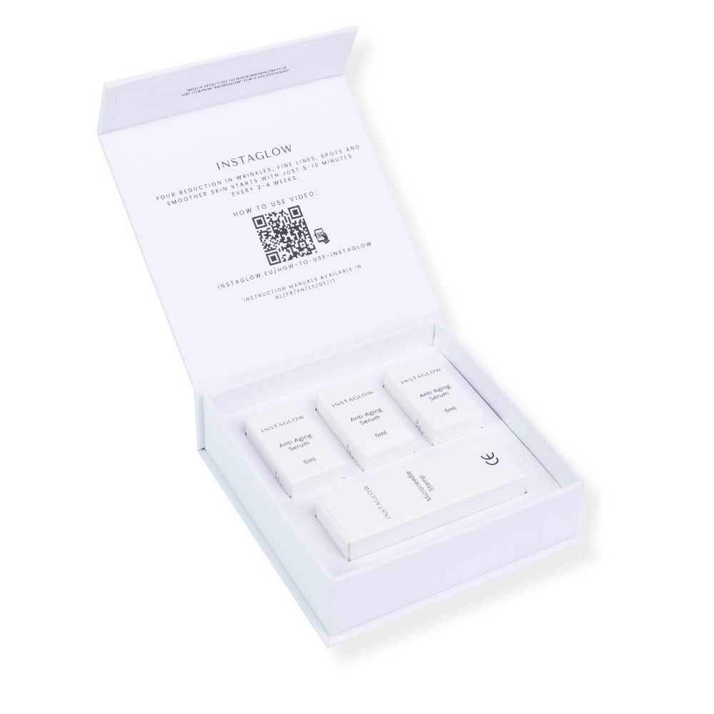 Geöffnete Produktverpackung mit Serumfläschchen und Microneedle-Stempel. QR-Code.