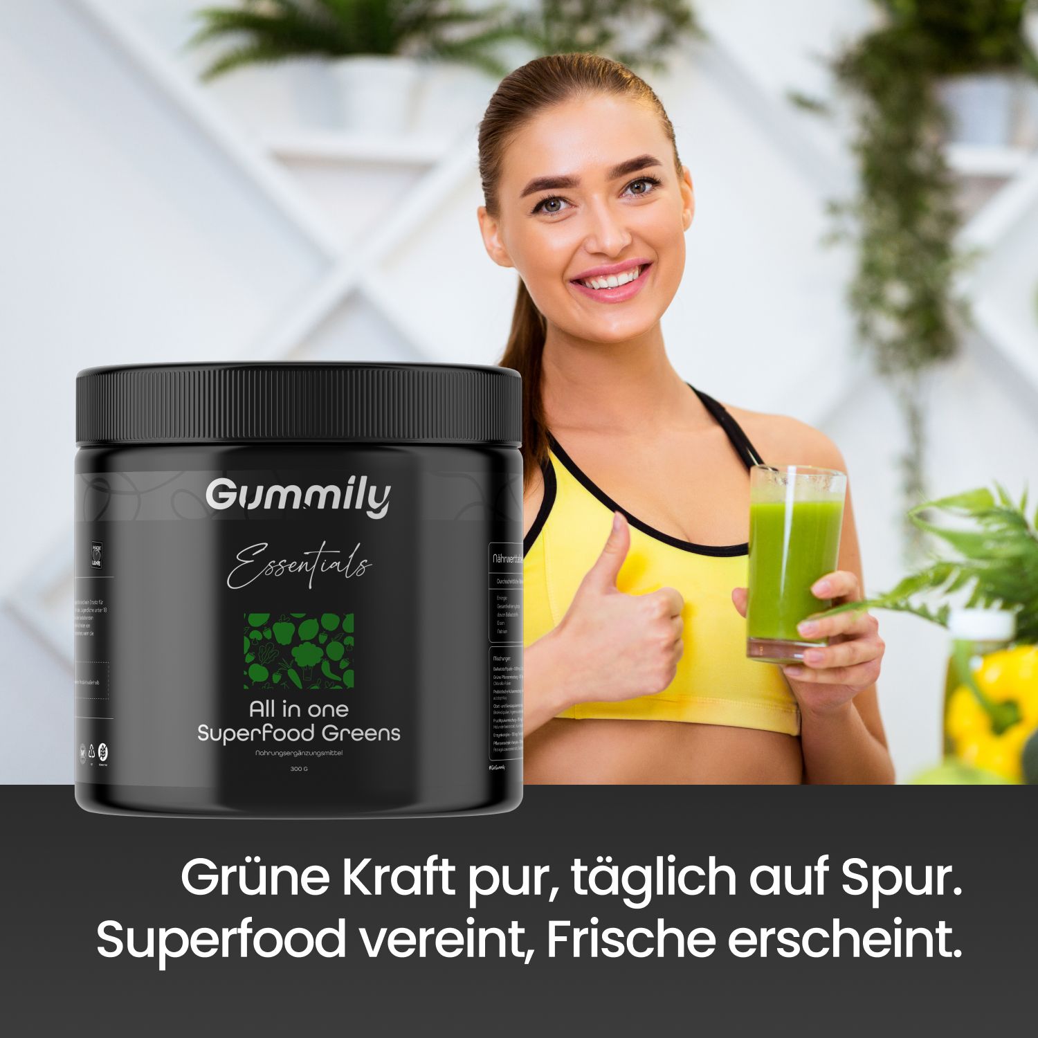 Frau mit gelbem Top und Glas grünes Getränk. Dose Gummily Essentials Superfood Greens. Text: Grüne Kraft pur.