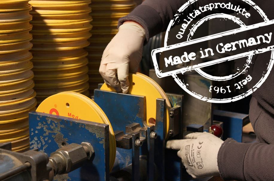 Gelbe Pedalo® Combi-Räder in der Produktion. Stempel "Made in Germany" und "Qualitätsprodukte".