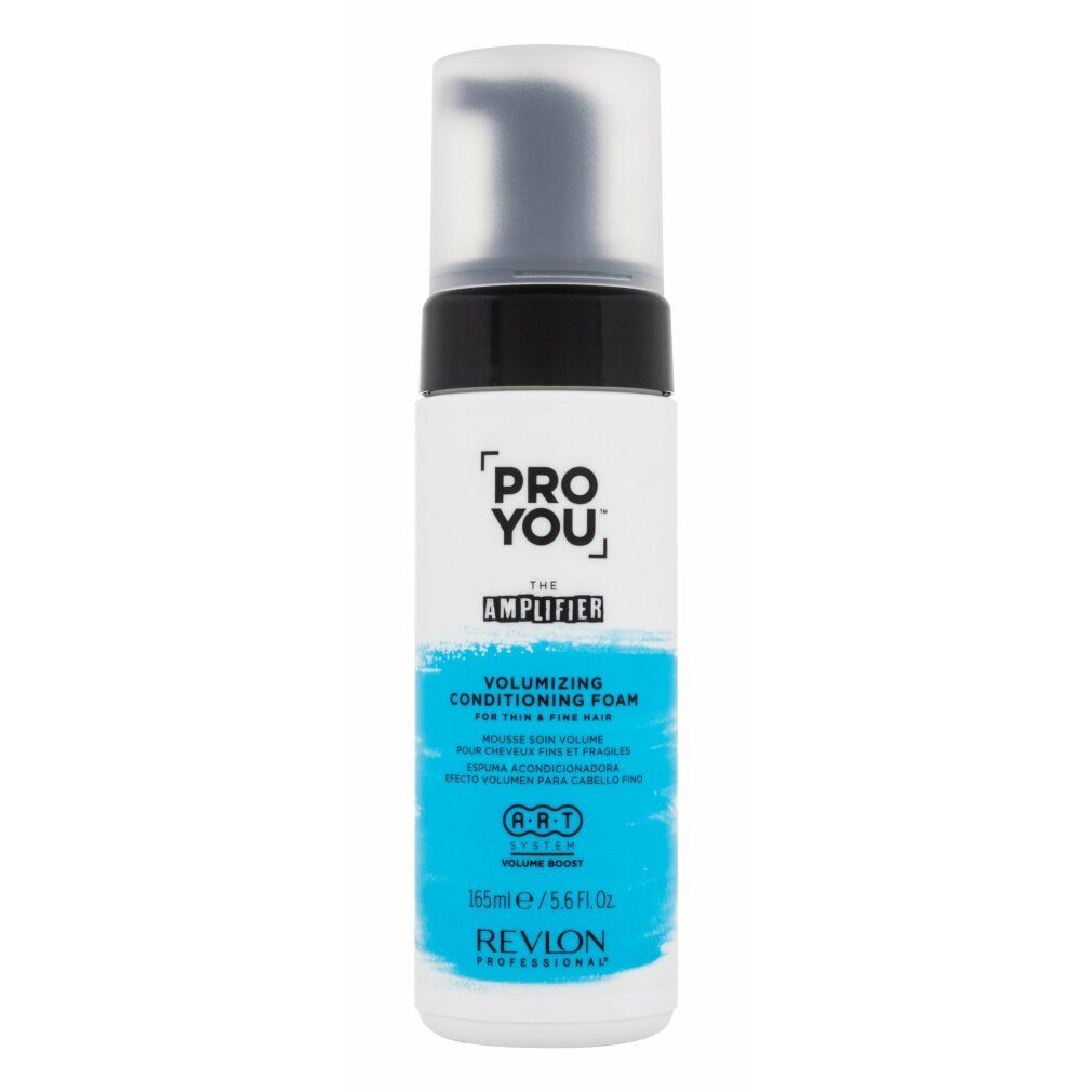 Eine weiße Flasche mit schwarzem und blauem Etikett. Aufschrift: PRO YOU THE AMPLIFIER, Volumizing Conditioning Foam. 165ml.