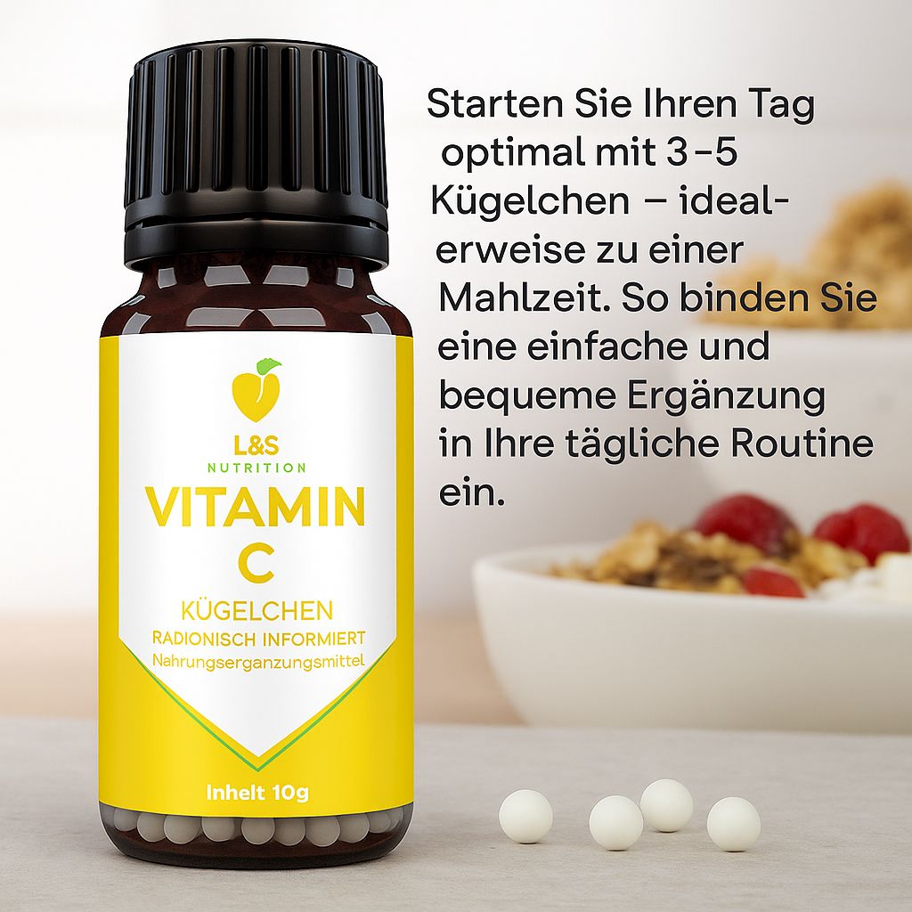 Braune Glasflasche mit schwarzem Deckel und gelbem Etikett. Aufschrift: Vitamin C Kügelchen. Weiße Kügelchen und Schüssel im Hintergrund.