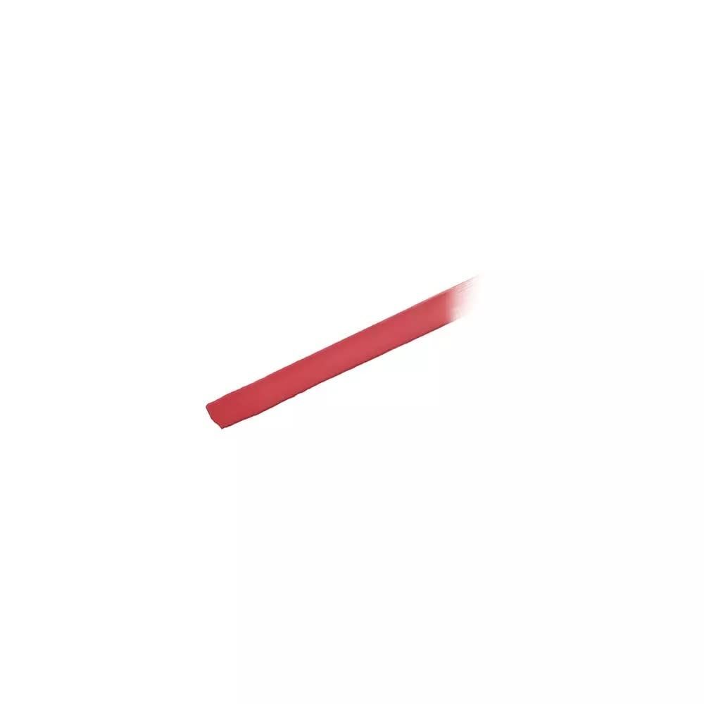 Roter Lippenstiftstrich auf weißem Hintergrund. Der Lippenstift ist schräg angeschnitten.
