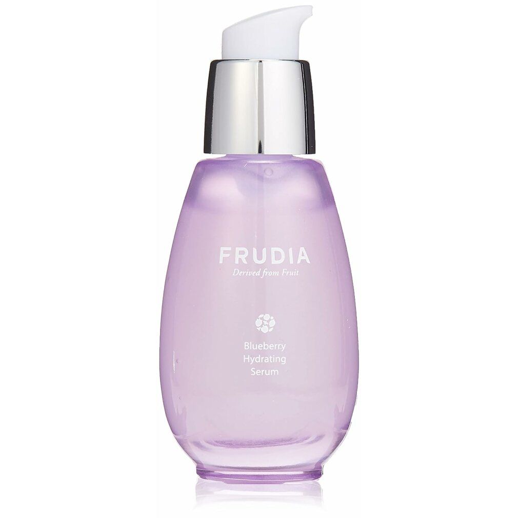 Frudia Blueberry Hydrating Serum Flasche. Lila Flasche mit silbernem Pumpkopf. Produktname und Logo auf der Flasche.