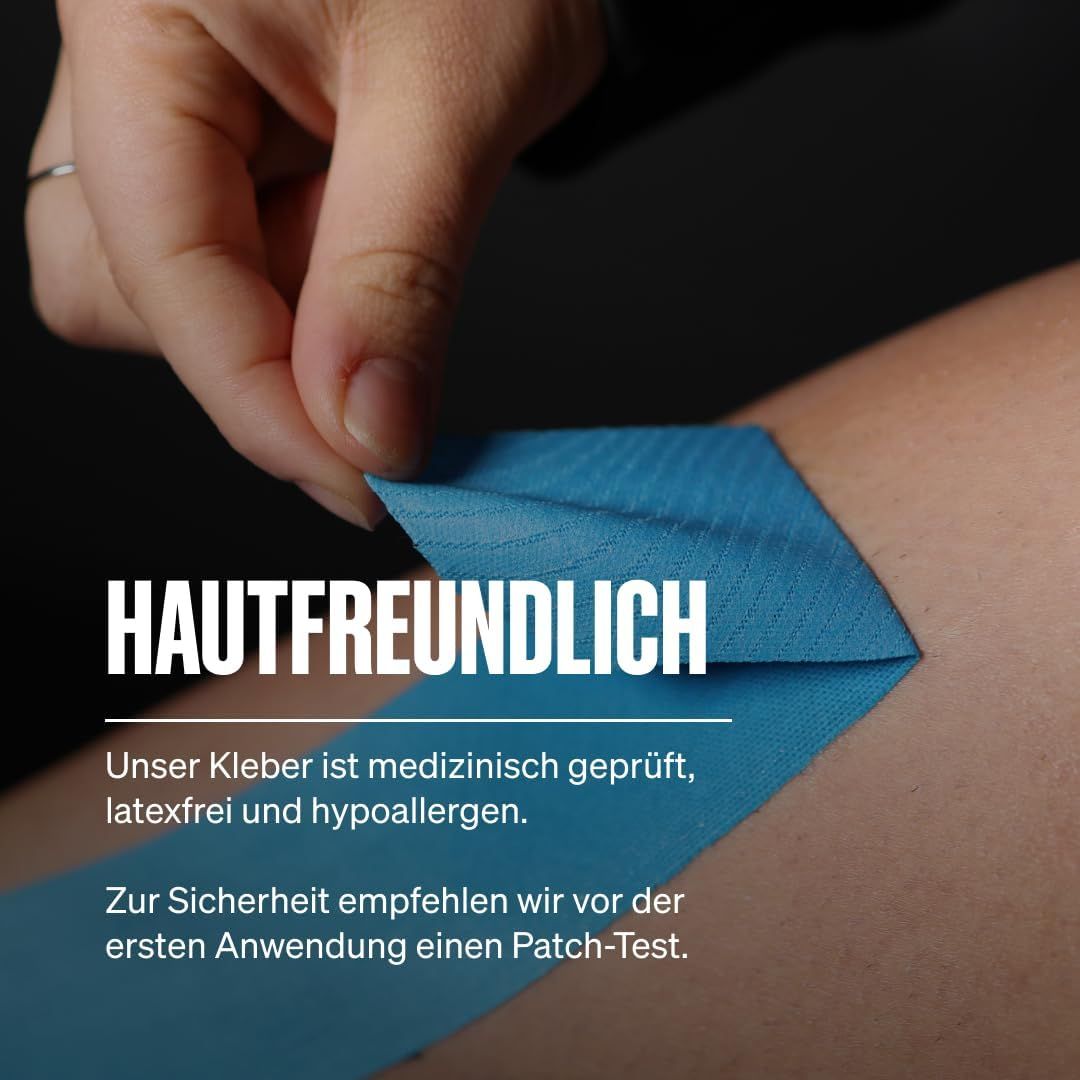 Blaues Kinesiologie-Tape wird auf die Haut aufgeklebt. Kleber ist medizinisch geprüft, latexfrei und hypoallergen.
