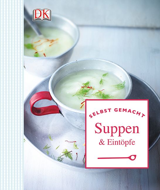 Zwei Metallbecher mit Suppe, garniert mit Kräutern und Safranfäden. Auf einem Tablett mit rotem Griff. Buchcover mit Titel: Selbst gemacht: Suppen & Eintöpfe.
