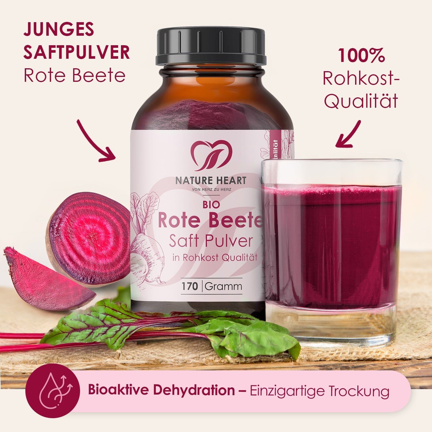 Braune Glasflasche mit schwarzem Deckel, Etikett. Daneben: Rote Bete, Saft im Glas. Text: Bioaktive Dehydration - Einzigartige Trocknung.