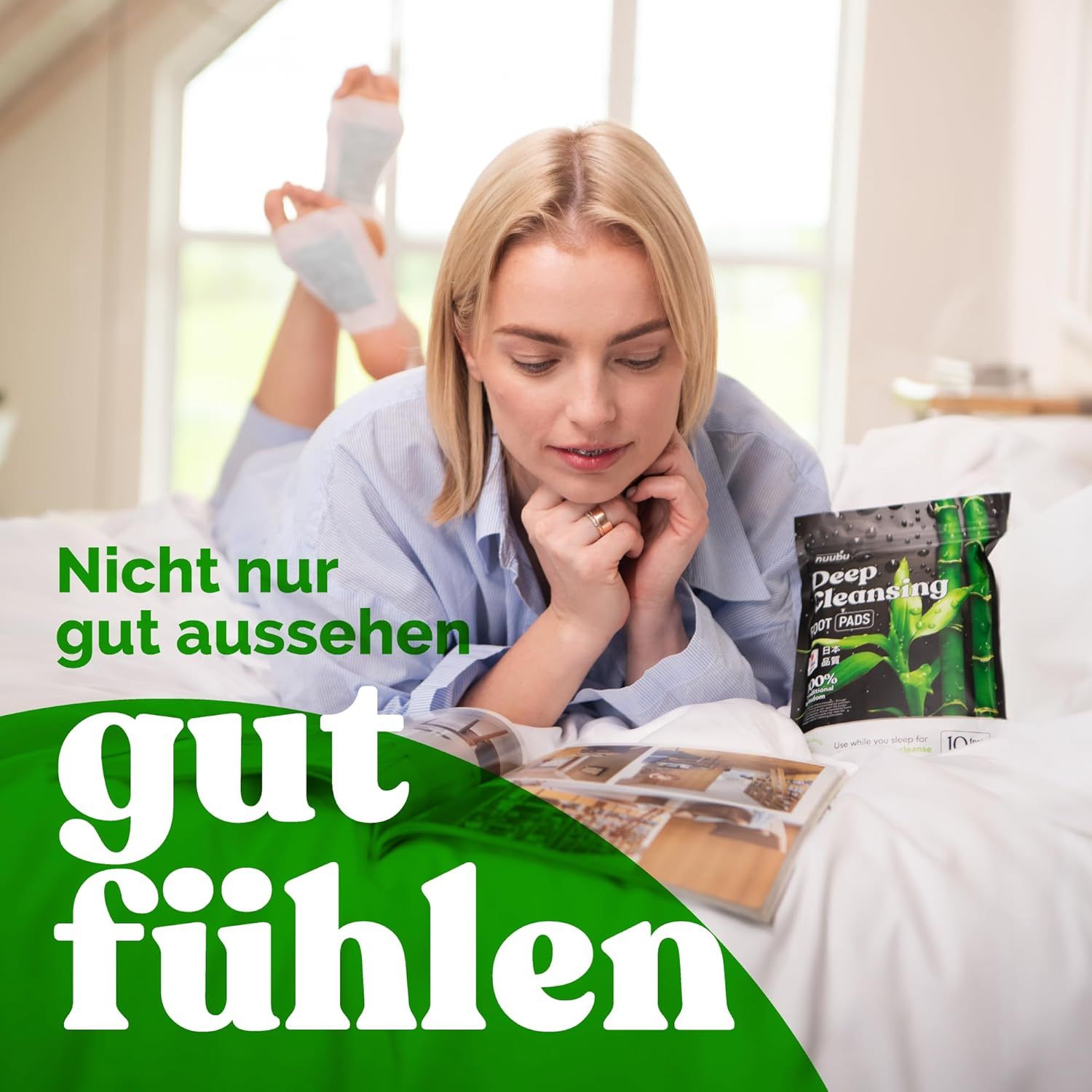 Frau liegt auf Bett, liest Zeitschrift, neben Packung Fußpflaster. Text: Gut fühlen.