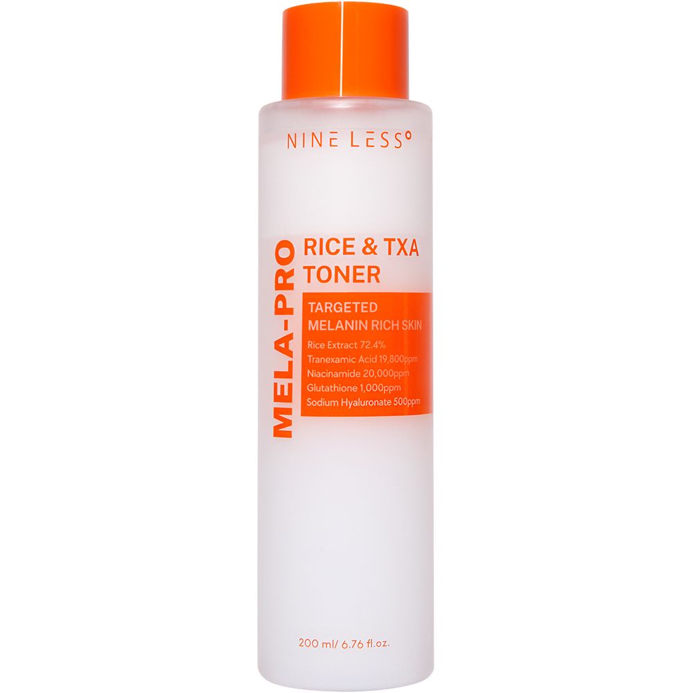 Eine Flasche NINE LESS Mela-Pro Rice & TXA Toner. Weißes Gefäß mit orangefarbenem Deckel. Text: Rice & TXA Toner, Mela-Pro, Inhaltsstoffe.